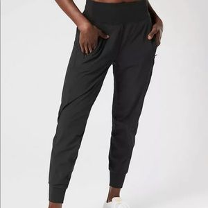 Athleta Distance Jogger in Black Size Medium